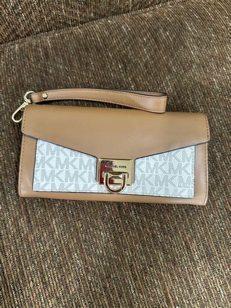 Michael Kors Manhattan Large Viola Leather and Logo Clutch